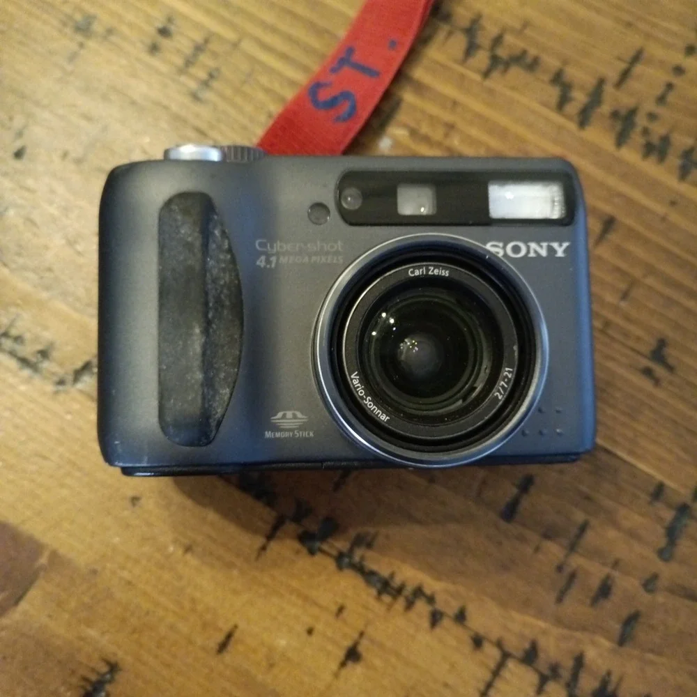 Sony Cyber-shot DSC-S85 4.1MP Digital Camera Black Untested For Parts r1